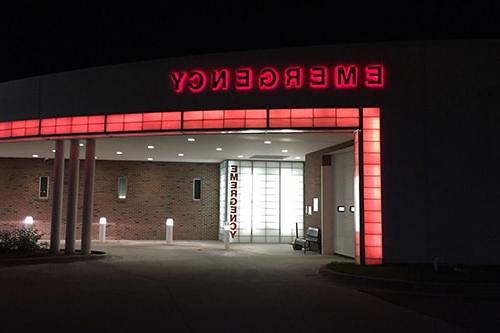 HCCH急诊室的入口在晚上亮了起来