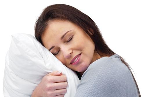 一个女人抱着枕头准备入睡